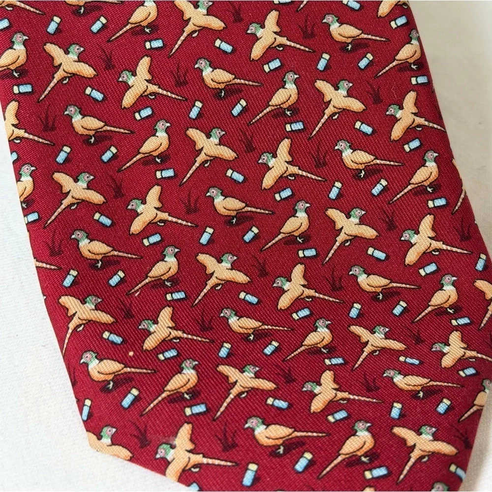 Vineyard Vines All Over Print Bird Pigeon Red and Tan Patterned Tie EUC